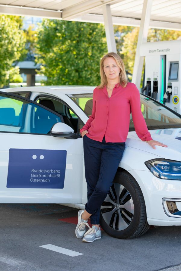 Ute Teufelberger lehnt am E-Auto.