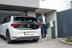 Ein Mann lädt sein E-Auto an der hauseigenen Ladestation